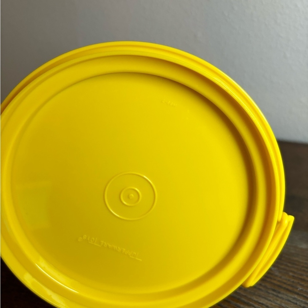 Vintage TUPPERWARE TOYS Kids MINI CAKE TAKER Carrier w/Lid & Handle Yellow 1498 - Picture 3 of 8